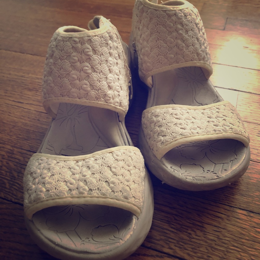 Bzees size 9M Beige Sandals